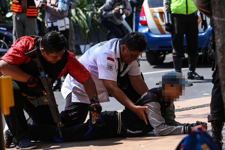 Polisi memeriksa seorang yang dicurigai membawa tas berisi bom di kawasan Mapolrestabes Surabaya, Jawa Timur, Senin (14/5/2018). sekitar pukul 08.50 WIB, menyebabkan 4 anggota polisi dan 6 warga terluka.