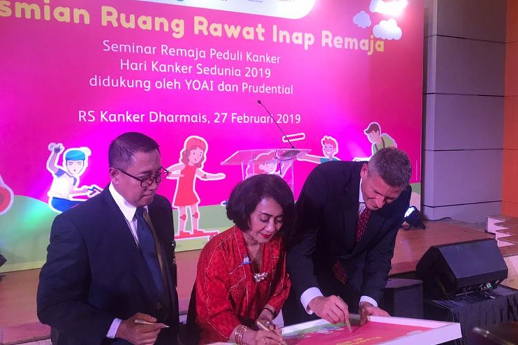 Presiden Direktur Prudential Indonesia, Jens Reisch (kanan) dengan Ketua Yayasan Onkologi Anak Indonesia (YOAI) Rahma Adi Putra Tahir (tengah) dan Direktur Utama Rumah Sakit Kanker Dharmais Abdul Kadir (kiri) menandatangani prasasti penyerahan donasi Prudential untuk bangsal remaja di Rumah Sakit Kanker Dharmais Jakarta, Rabu (27/2/2019).