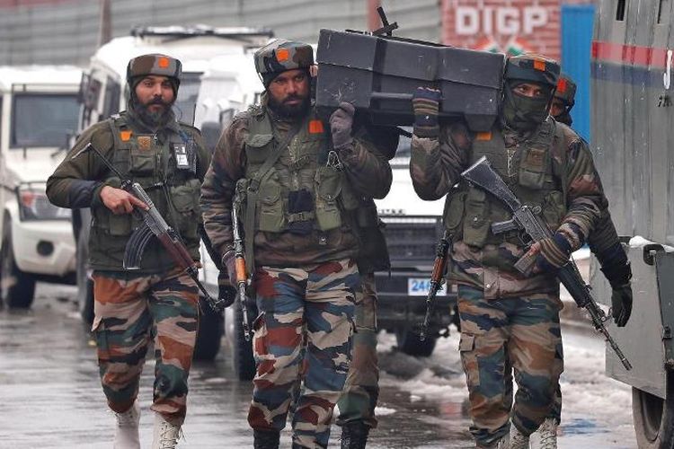 Pasukan militer India membawa kotak perlengkapan di dekat wilayah Kashmir yang disengketakan dengan Pakistan.