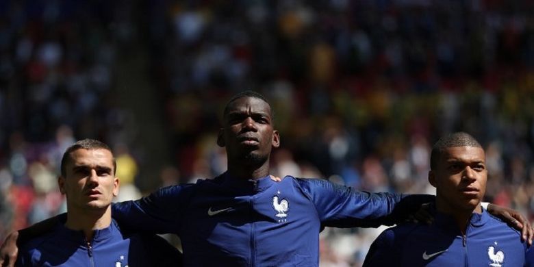 Antoine Griezmann, Paul Pogba, dan Kylian Mbappe berbaris jelang laga Perancis vs Australia di Kazan Arena, 16 Juni 2018. 