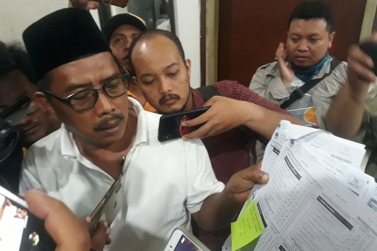 Ketua PKB Surabaya, Musyafak Rouf menunjukkan bukti penggelembungan suara di kantor KPU Surabaya, Senin (22/4/2019)