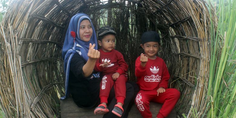 Pengunjung di obyek wisata Buntul Rintis, Desa Tensaren, Kecamatan Bebesen, Kabupaten Aceh Tengah, Aceh, Rabu (26/12/2018).