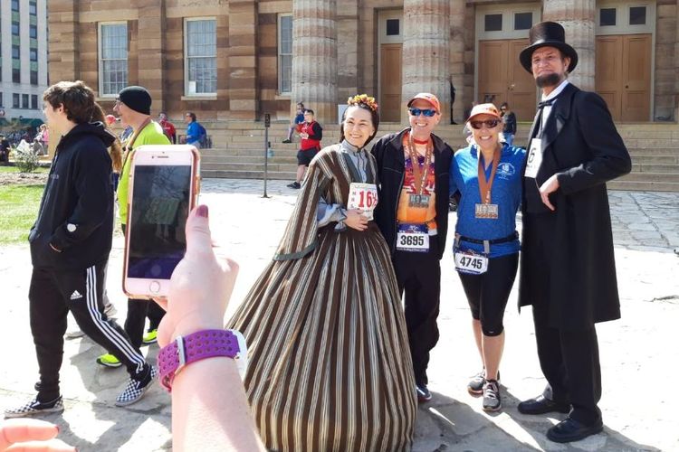 Selain sebagai lomba lari semata, Lincoln Presidential Half Marathon yang diselenggarakan di Springfield, Illinois, Amerika Serikat, Sabtu (6/4/2019), juga diadakan untuk mengenang sejarah Presiden ke-16 Amerika Serikat itu.