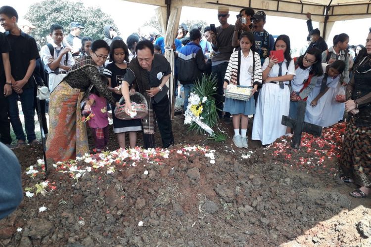 Prosesi pemakaman William Wijaya di TPU Budi Darma, Jakarta Utara, Senin (6/8/2018). William meninggal dunia akibat tawuran antara suporter Persitara Jakarta Utara dan warga di kawasan Pasar Rebo, Jakarta Timur, Sabtu (4/8/2018).