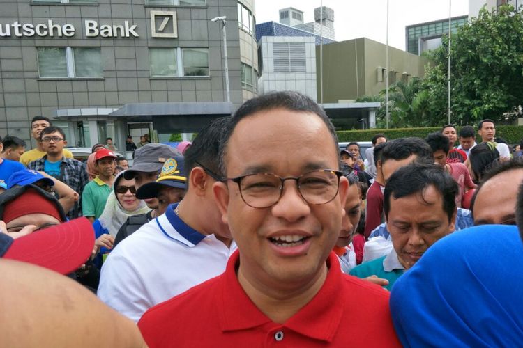 Gubernur DKI Jakarta Anies Baswedan di kawasan car free day, Minggu (26/11/2017). 