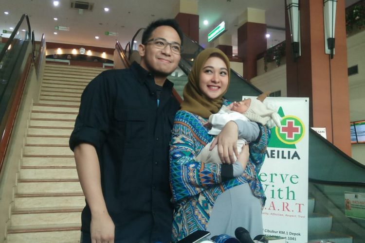 Poppy Bunga (kanan) dan suaminya Fattah Riphat (kiri) dalam jumap pers kelahiran anak kedua mereka di RS Meilia Cibubur, Depok, Jawa Barat, Jumat (20/7/2018). 