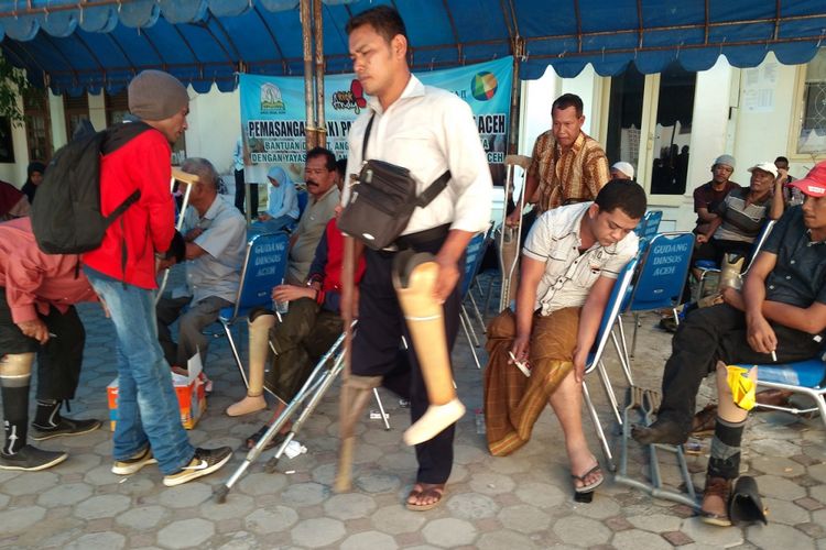 Sebanyak 75 penyandang tunadaksa dari 17 kabupaten/kota di Aceh mendapat bantuan kaki palsu dari PT Angkasa Pura dan Yayasan Kick Andy yang bekerja sama dengan Dinas Sosial Provinsi Aceh. Kaki palsu dengan tapak kaki terbuat dari bahan spons diharap bisa memudahkan aktivitas para penyandang tunadaksa ini.