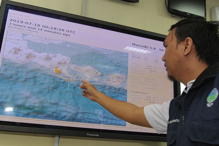 Petugas memberikan penjelasan terkait gempa bumi yang terjadi di Pulau Bali, di Balai Besar Meteorologi Klimatologi dan Geofisika Wilayah 3 Denpasar, Bali, Selasa (16/7/2019). BMKG memutakhirkan data gempa bumi tektonik yang awalnya memiliki kekuatan M 6 menjadi M 5,8 di laut dengan jarak 80 km arah Selatan Negara, Jembrana, Bali, pada kedalaman 104 kilometer yang mengakibatkan sejumlah bangunan dilaporkan mengalami kerusakan. ANTARA FOTO/Fikri Yusuf/aww.