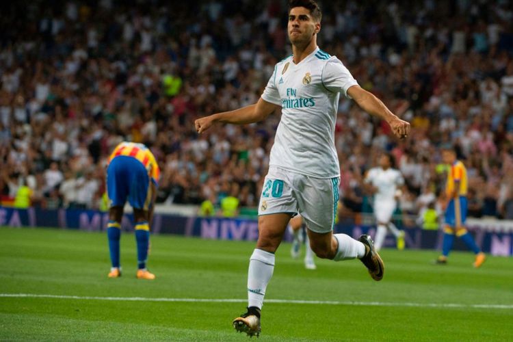 Marco Aseniior mencerak gol pembuka Real Madrid pada laga versus Valencia di Santiago Bernabeu, Minggu (27/8/2017). 