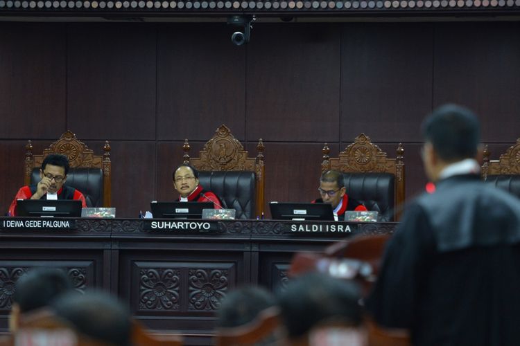 Ketua majelis hakim Mahkamah Konstitusi (MK) Suhartoyo (tengah) bersama hakim MK I Dewa Gede Palguna (kiri) dan Saldi Isra mendengarkan keterangan kuasa hukum pemohon uji materi UU MD3 pada sidang panel pendahuluan di gedung MK, Jakarta, Kamis (8/3).  Forum Kajian Hukum dan Konstitusi (FKHK), Partai Solidaritas Indonesia (PSI), dan dua perserorangan warga negara Indonesia menggugat ketentuan dalam Pasal 73 ayat (3), Pasal 73 ayat (4) huruf a dan c, Pasal 73 ayat (5), Pasal 122 huruf k, dan Pasal 245 ayat (1) UU MD3. ANTARA FOTO/Wahyu Putro A/pras/18
