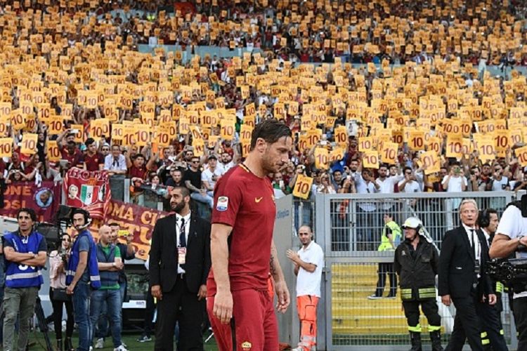 Francesco Totti menjalani laga terakhirnya sebagai pesepak bola profesional pada laga antara AS Roma dan Genoa di Stadion Olimpico, Minggu (28/5/2017). 
