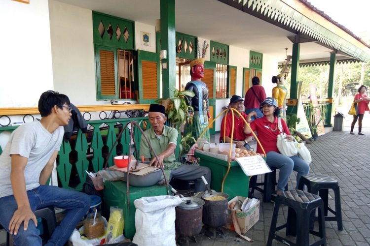 Pedagang kerak telor di oleh-oleh Betawi Store, Monas, Jakarta.