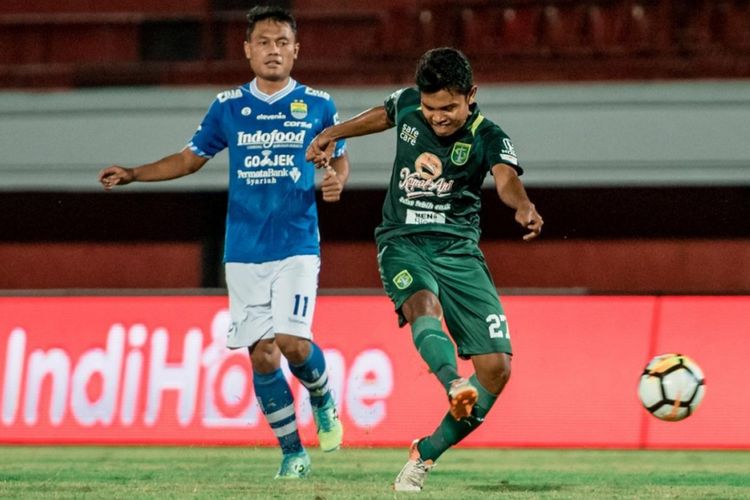 Gelandang Persebaya Surabaya, Fandi Eko Utomo, saat mencetak gol ke gawang Persib Bandung pada putaran kedua kompetisi Liga 1 musim lalu.