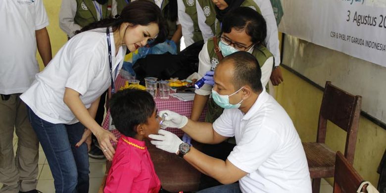 Direktur SDM & Umum Garuda Indonesia, Linggarsari Suharso (kiri) dalam acara CSR Garuda Indonesia di SD Negeri Selayar, Maluku Tenggara, Maluku, Jumat (3/8/2018).