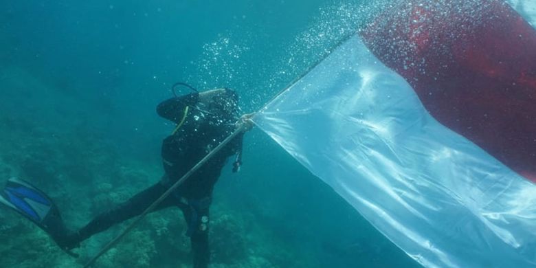 Upacara bendera menyambut HUT ke-74 RI di Teluk Maumere, Kabupaten Sikka, Flores, Nusa Tenggara Timur, Sabtu (16/8/2019).