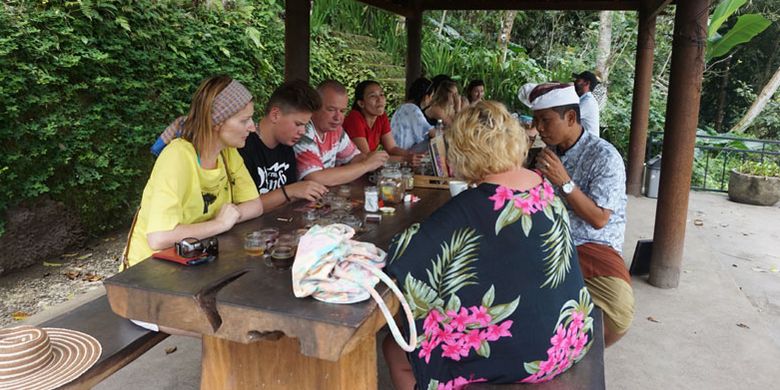 Turis Rusia di Satria Agrowisata, Jalan Raya Kintamani, Tampaksiring, Kabupaten Gianyar, Bali, Kamis (6/9/2018). Di sini wisatawan dapat menemukan tempat ngopi sekaligus belajar seluk beluk kopi. 