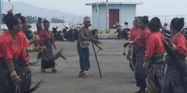 Tarian Soka Papak digelar saat menyambut Bupati dan Wakil Bupati Sikka, Fransiskus Roberti Diogo dan Romanus Woga di Pelabuhan Kewapante Maumere, Nusa Tenggara Timur (NTT), Selasa (4/6/2019).
