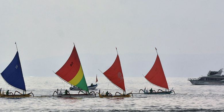 Sejumlah nelayan mengikuti lomba perahu tradisional Jukung dalam rangkaian Sanur Village Festival 2018 di Pantai Segara Ayu, Sanur, Bali, Rabu (22/8/2018). Kegiatan tersebut digelar sebagai atraksi wisata yang dapat menarik kunjungan wisatawan mancanegara ke Sanur sekaligus mendorong potensi nelayan tradisional. 