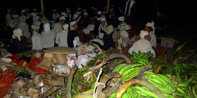 Warga Baduy menunggu puncak acara Seba Baduy. Tak jauh dari mereka, hasil bumi seperti pisang, beras, dan gula merah ditumpuk di Pendopo Lama Gubernur Banten, Serang, Banten, Sabtu (29/4/2017). Selain sebagai tradisi tahunan warga Baduy, Seba Baduy juga menjadi daya tarik pariwisata Banten. 