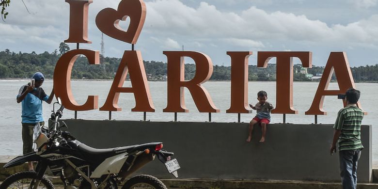 Warga beraktivitas di dekat pantai Taman Carita Seapark, Anyer Carita, Banten, Rabu (26/12/2018). BNPB meminta warga untuk tidak beraktivitas di radius satu km dari bibir pantai karena dikhawatirkan akan ada tsunami susulan yang disebabkan aktivitas gunung Anak Krakatau. 