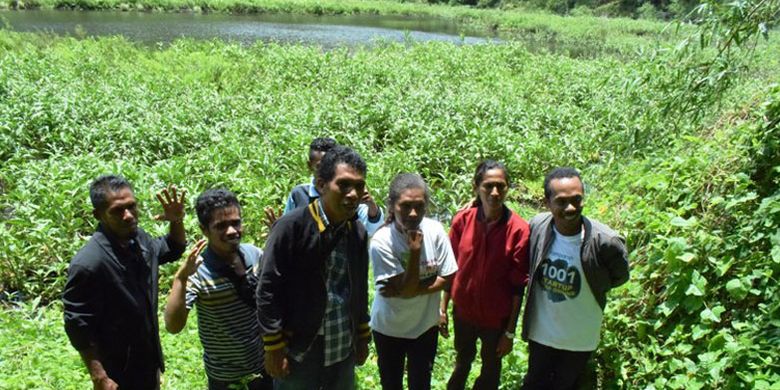 Pesona danau mungil Koliheret di Desa Watudiran, Kecamatan Waigete, Kabupaten Sikka, Nusa Tenggara Timur, Minggu (21/4/2019).