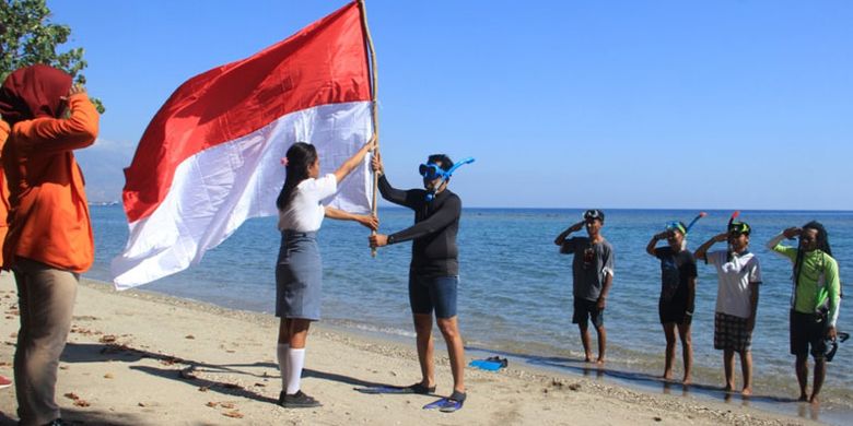 Upacara bendera menyambut HUT ke-74 RI di Teluk Maumere, Kabupaten Sikka, Flores, Nusa Tenggara Timur, Sabtu (16/8/2019).