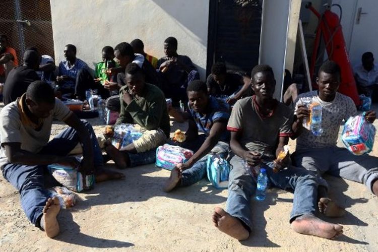 Para migran Afrika di sebuah pangkalan angkatan laut di ibukota Libya, Tripoli setelah diselamatkan dari sebuah perahu karet di lepas pantai Libya.