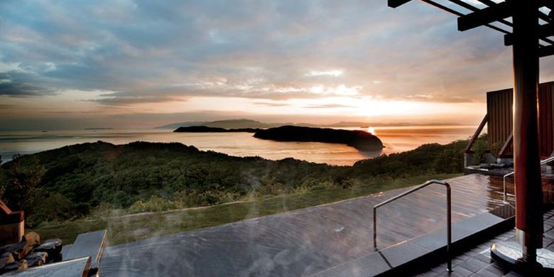 Qkamura merupakan penginapan yang berada di dataran tinggi di Pulau Tomogashima, Prefektur Wakayama, Jepang. Dari penginapan ini wisatawan dapat menikmati pemandangan Teluk Kitan.