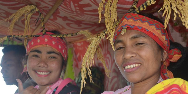 Woja Wole dimahkotai di kepala perempuan sebagai ratu alam semesta, Senin (30/7/2018). Tradisi Karong Woja Wole merupakan tradisi mengantar padi sebagai ratu alam semesta di Suku Gunung dan suku-suku lain yang tersebar di kawasan selatan Kota Komba, Kabupaten Manggarai Timur, Flores, Nusa Tenggara Timur. 