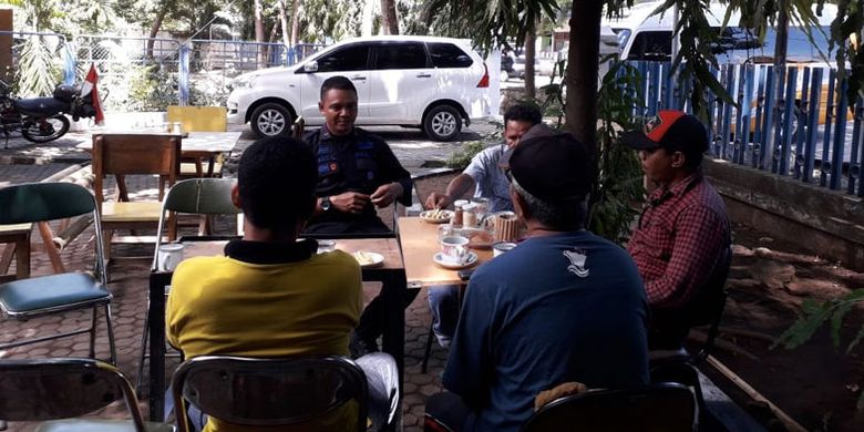 Para tamu menikmati kopi sambil berdiskusi di Kedai Kopi Kampung, Maumere Flores, Nusa Tenggara Timur, Rabu (8/5/2019). 