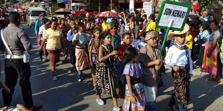 Peserta karnaval di Kabupaten Timor Tengah Utara (TTU), Nusa Tenggara Timur (NTT), Sabtu (22/9/2018) sore.