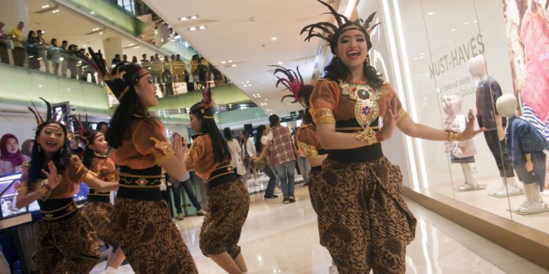 Penari berkostum tradisional Indonesia menari dalam perhelatan Indonesia Menari 2018 di Grand Indonesia, Jakarta, Minggu (11/11/2018). Sebanyak 4.200 orang mengikuti perhelatan Indonesia Menari yang berlangsung di empat kota yaitu Jakarta, Bandung, Semarang, dan Solo.