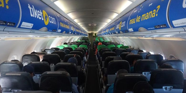 Interior bagasi kabin pesawat Citilink dengan logo tiket.com di Bandara Soekarno-Hatta, Jumat (27/7/2018). 