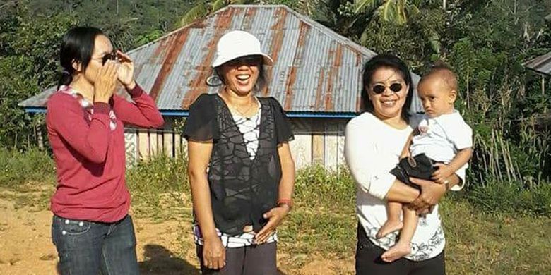 Wisatawan Nusantara berswafoto dengan latar belakang Watu Umpu di Kecamatan Welak, Manggarai Barat, Flores, NTT.