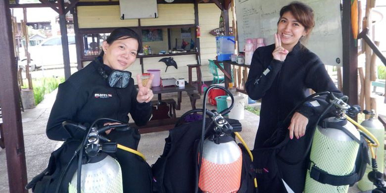 Wisatawan yang menginap di Lamin Guntur siap-siap diving di Teluk Sumbang, Kabupaten Berau, Kalimantan Timur. 