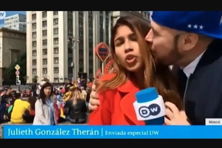 Reporter Deutsche Welle Spanyol, Julieth Gonzalez Theran mendadak dicium seorang pria bertopi saat dirinya sedang melakukan laporan langsung di Rusia.