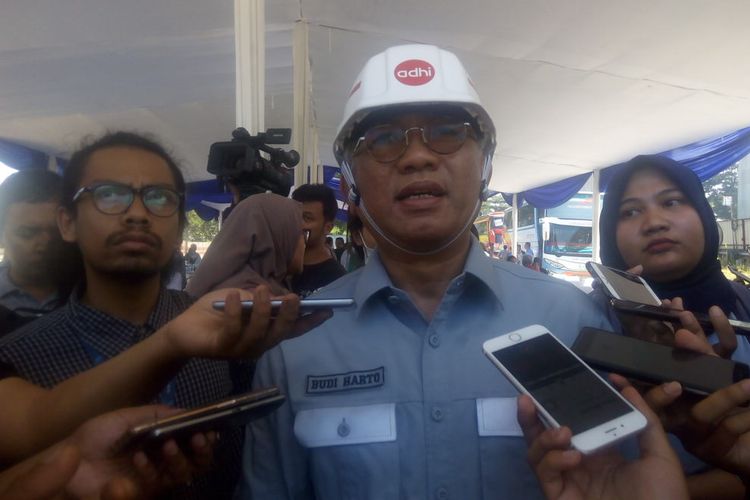 Direktur Utama PT. Adhi Karya Tbk, Budi Harto memberikan sambutan sebelum dilakukan Iongspan closure atau pengecoran terakhir di kawasan Tol JORR, Jakarta Timur, Jumat (29/3/2019).