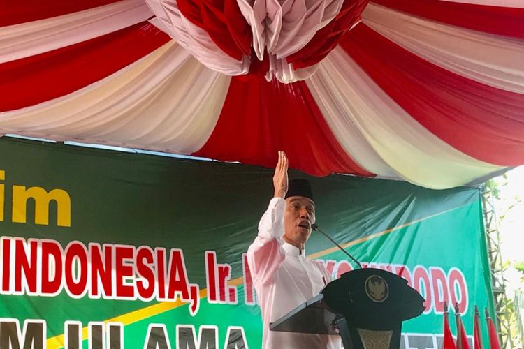 Presiden Joko Widodo saat bersilaturahim dengan kiai, santri dan masyarakat di Pondok Pesantren Salafiyah Darussalam, Lampung Timur, Jumat (23/11/2018).