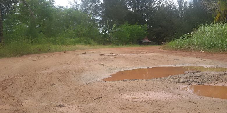 Jalan tanah sepanjang 2 kilometer menuju Pantai Tapak Hantu, Bangka Tengah, Kepulauan Bangka Belitung.