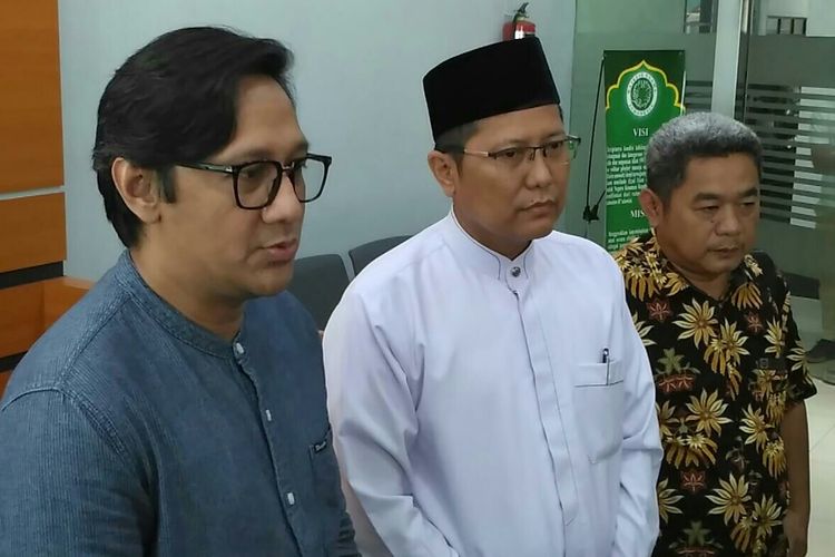 Komedian Andre Taulany didampingi Ketua Komisi Dakwah MUI Muhammad Cholil Nafis saat menyampaikan permintaan maaf atas dugaan penistaan agama di kantor pusat MUI, kawasan Menteng, Jakarta Pusat, Sabtu (4/5/2019).