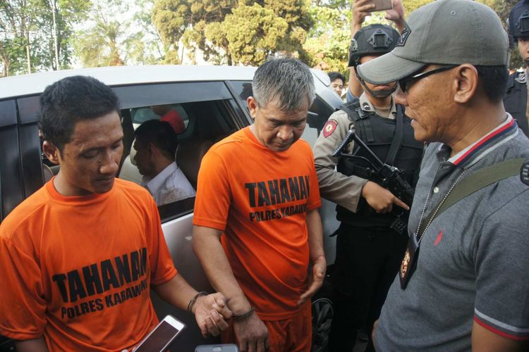 Polisi melakukan rekonstruksi penangkapan tiga anggota kawanan rampok spesialis nasabah bank saat tengah membuntuti calon korbannya, Kamis (4/10/2018).