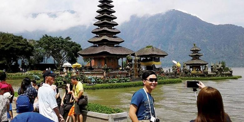 Obyek wisata Pura Ulun Danu, Danau Beratan, Bedugul, Kabupaten Tabanan, Bali, masih menjadi salah satu favorit kunjungan wisatawan domestik dan asing, seperti terlihat pada Kamis (22/12/2016). Pada musim liburan, jumlah kunjungan bisa mencapai 2.000 orang per hari.