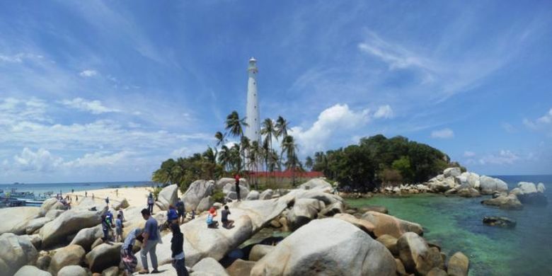 Pulau Lengkuas yang memiliki mercusuar setinggi 62 meter dengan ratusan anak tangga. Diatasnya wisatawan dapat melihat berbagai pulau kecil dan birunya laut Be   litung.