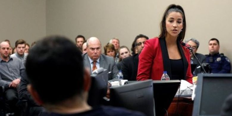 Mantan atlet gimnastik Aly Raisman memberi kesaksian di pengadilan dalam kasus pelecehan seksual oleh Larry Nassar.