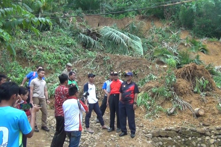 Kondisi longsor yang menimbun akses dua desa di dusun Nglangon desa Cakul kecamatan Dongko Trenggalek Jawa Timur, (8/3/2019)