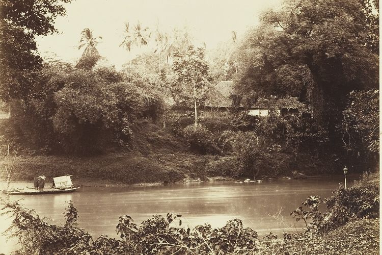 Penampakan Kali Bekasi di foto yang dipublikasikan sebelum 1880, dengan perahu sebagai sarana transportasi dan posisi rumah warga di tepiannya. Foto merupakan koleksi digital Universitas Leiden, Belanda, bersumber dari The Koninklijk Instituut voor Taal-, Land- en Volkenkunde (Royal Netherlands Institute of Southeast Asian and Caribbean Studies atau KITLV). 