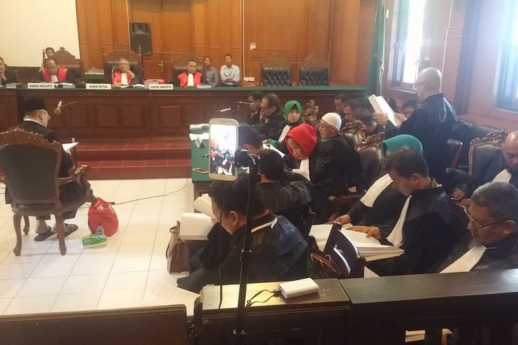 Sidang eksepsi terdakwa Alfian Tanjung di PN Surabaya