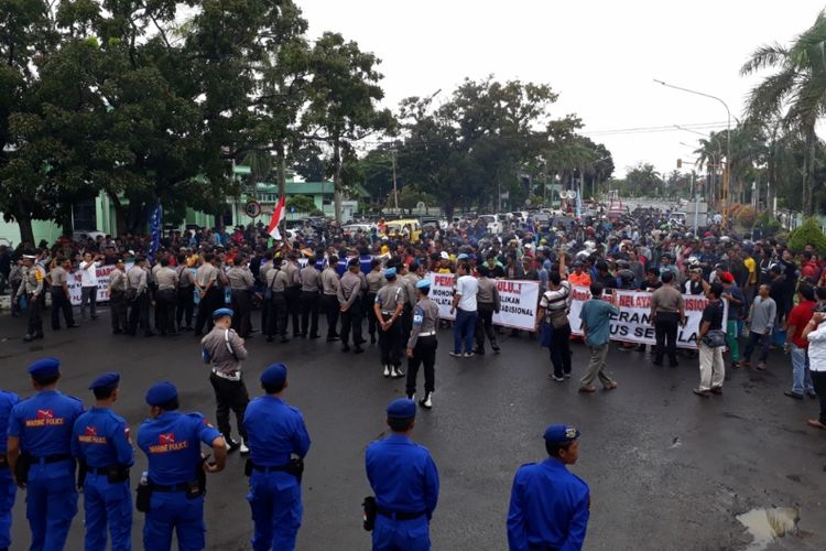 Ribuan nelayan yang tergabung dalam Aliansi Nelayan Tradisional Bengkulu (ANTB) menggelar unjuk rasa di kantor Gubernur Bengkulu.