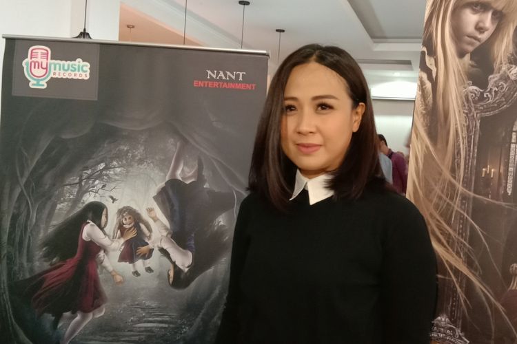 Astrid Sartiasari saat menghadiri peluncuran tema lagu film The Sacred Riana: Beginning di Restoran Rumpun Bambu, Pasar Rebo, Jakarta Timur, Rabu (20/2/2019).
