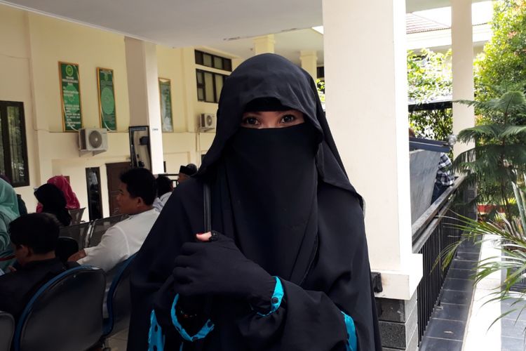 Istri Caisar YKS, Indadari Mindrayanti, dijumpai usai sidang putusan cerainya di Pengadilan Agama Depok, Jawa Barat, Selasa (16/1/2018).